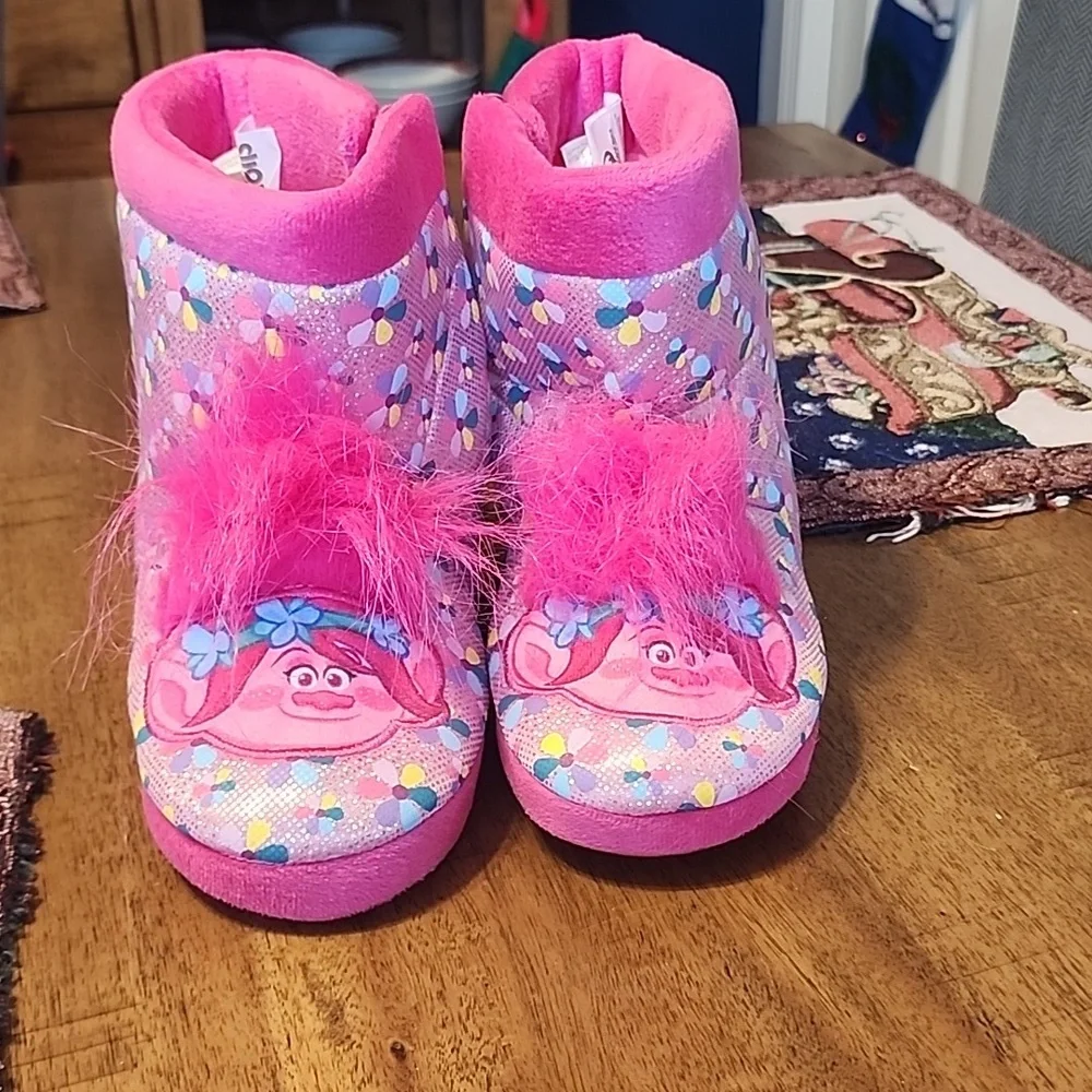 TROLLS BOOT STYLE SLIPPERS SZ 2/3 NWOT